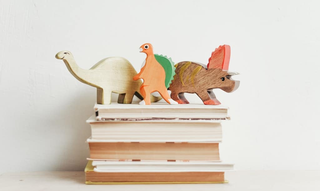 książki i figurki dinozaurów