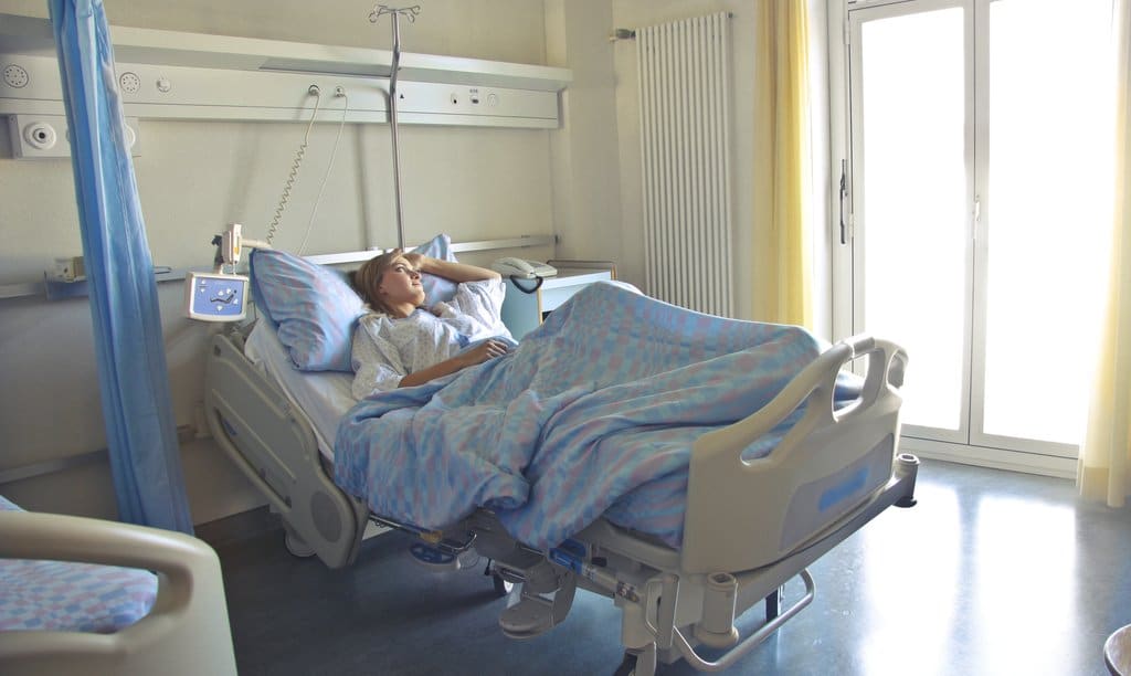 kobieta w szpitalnym łóżku
