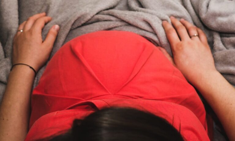 Kobieta medytuje w ciąży