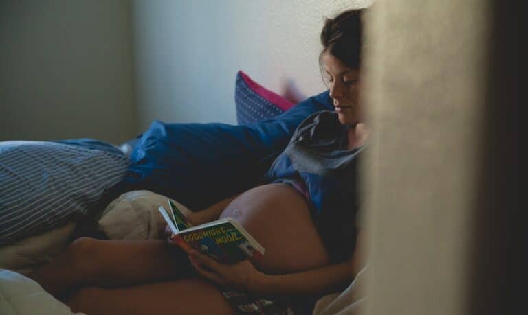 czytająca kobieta w ciąży
