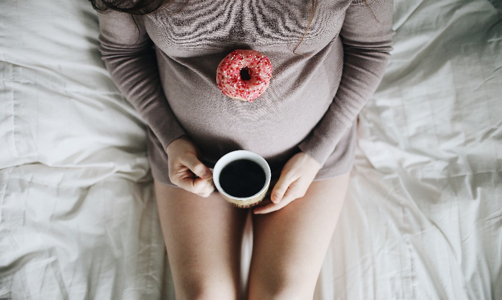 kobieta w ciąży z kawą