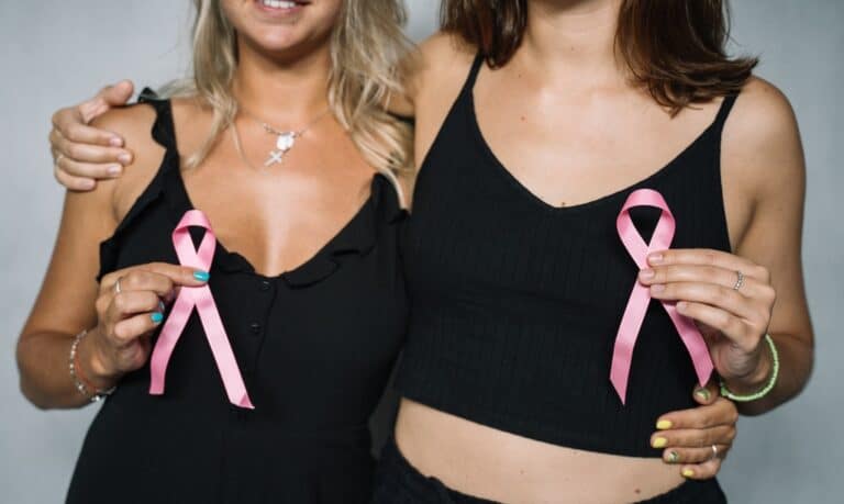 rak piersi kobiety ze wstążkami