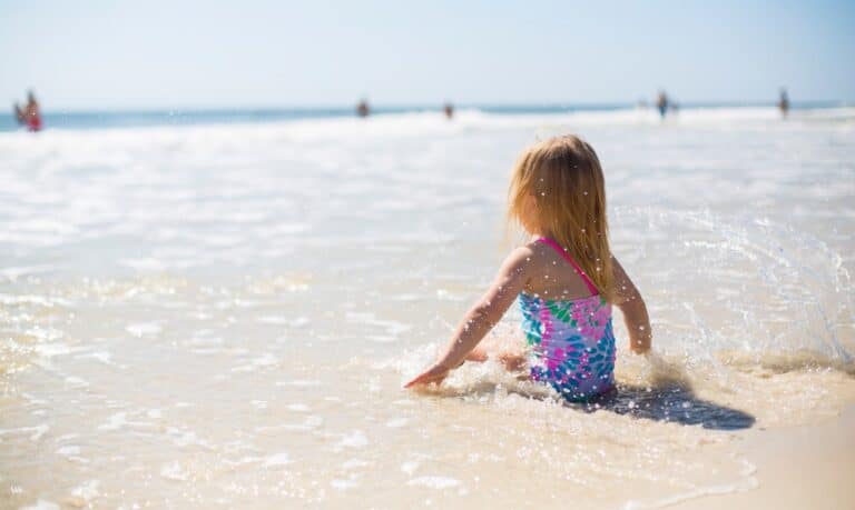 opalanie dziecka na plaży
