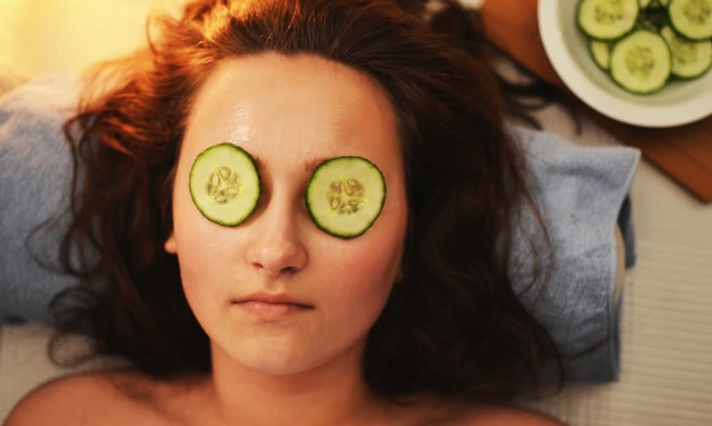kobieta w spa z ogórkami na oczach