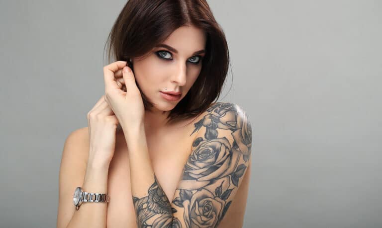 Tatuaż na ramieniu brunetki